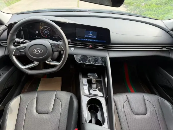 Hyundai Elantra 2022 1.5L CVT LUX Premium Edition