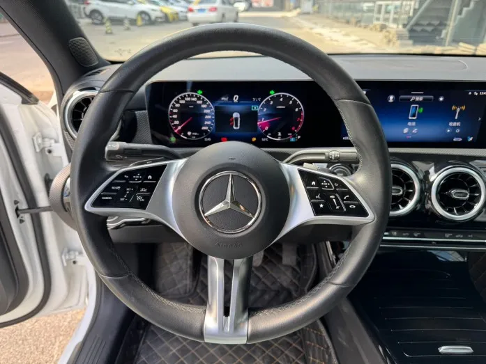 2023 Mercedes-Benz A180L