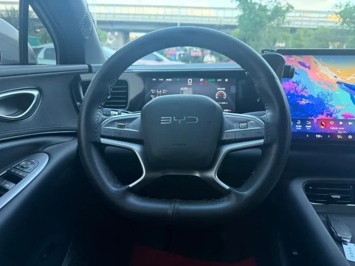 25-year-old Hiace 06EV, 520 Navigator Edition